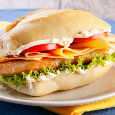 Sanduíche de filé de frango com queijo prato e fritas.  Chicken fillet sandwich with cheese and fries.