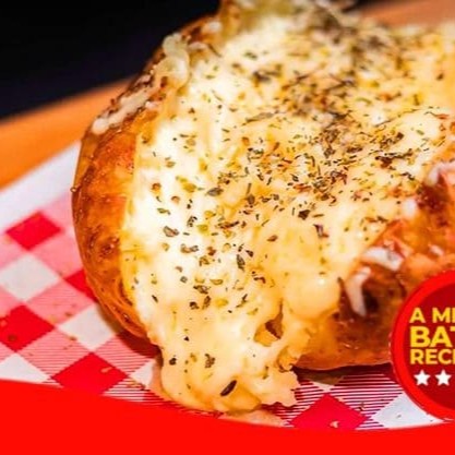 Deliciosa Batata Recheada com três diferentes queijos derretidos, queijo mussarela, Catupiry e cheddar para finalizar.