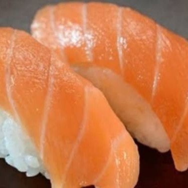 Arroz salmom em cima