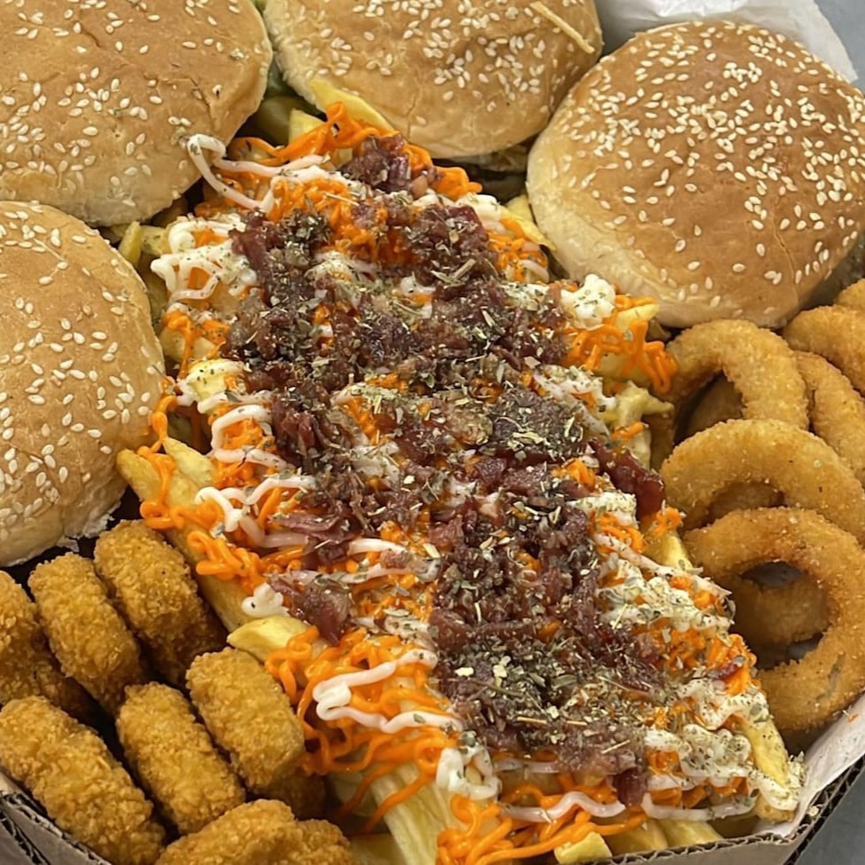 4 Burguers( Pão, Carne, Salada, Ovo, Cheddar e Presunto) + Batata (Bacon, Calabresa, Cheddar e Orégano) +Nuggets +Anel de Cebola + 4 Bis + 2l