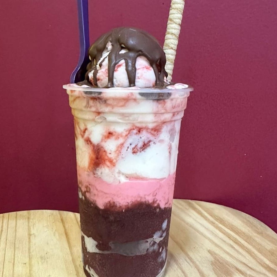 Copo de Açaí 550ml, montado do jeito que você quiser!, inclusive com frutas, sorvetes, caldas, Chantilly, Nutella e todos os complementos Grátis, Super cremoso, geladinho e entregue com rapidez no conforto da sua casa.