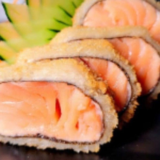 Sashimi de salmão empanado em farinha panko e frito.