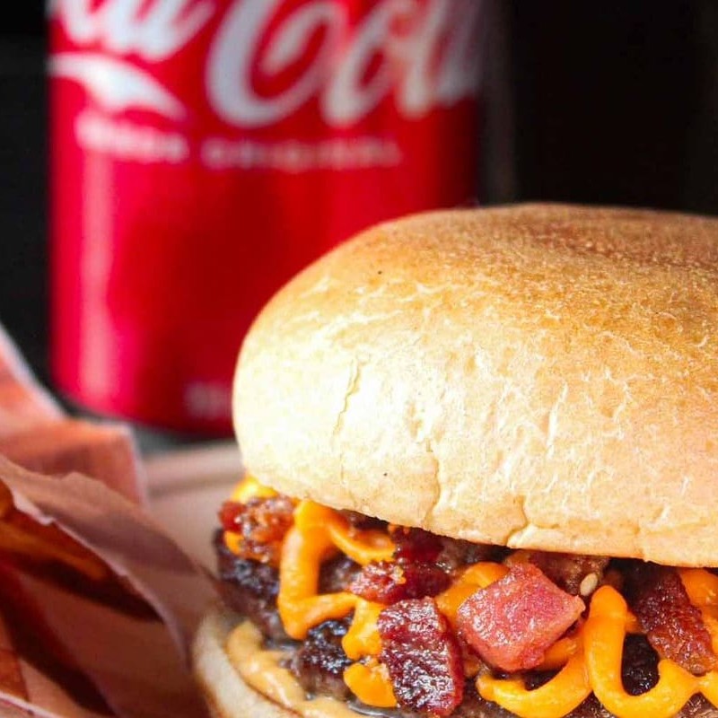 Pão de Brioche, 130g de Blend da Maju, bastante cheddar e bacon, molho da casa + batata frita pequena + coca 350 ml
