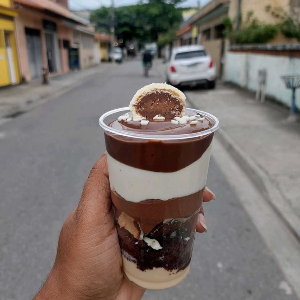 Um delicioso copo da felicidade de Ouro Branco com nossos deliciosos Brigadeiro de Ninho e chocolate com pedaços de bombom Ouro Branco. 200ml