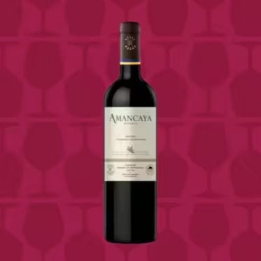 Descubra o Amancaya, uma verdadeira obra-prima que une a paixão da Argentina ao refinamento de Bordeaux. Elaborado pela prestigiada Bodegas Caro, fruto da parceria entre Catena & Rothschild, este vinho tinto excepcional combina a força do Cabernet Sauvignon (30%) com a expressividade do Malbec (70%). Com uma personalidade encorpada e elegante, revela aromas complexos e sabores sedutores. Seu envelhecimento em barricas de carvalho francês durante 12 meses adiciona notas sutis de especiarias e textura aveludada. Reconhecido pelos críticos e premiado internacionalmente, o Amancaya é uma experiência única para os apreciadores de vinhos refinados. Desfrute desta joia argentina, perfeita para acompanhar carnes delicadas, churrascos de cordeiro e caças. Entregue-se ao prazer de saborear um vinho de alta qualidade, que celebra a tradição e o talento dos melhores terroirs.