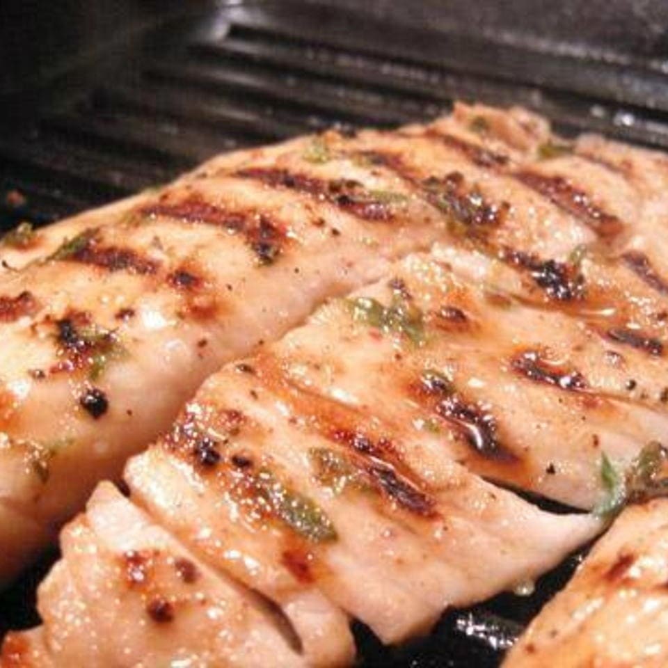 Tilápia delicadamente preparada, servida com um molho suave e saboroso. Acompanhada de arroz de brócolis fresco e um purê suave e cremoso, este prato oferece uma refeição leve e saborosa, perfeita para quem busca equilíbrio e prazer em cada garfada.