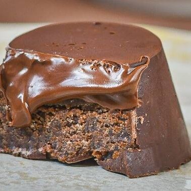 Cobertura de chocolate meio amargo, envolvendo recheio de creme de avelã (aquele que todo mundo conhece, rs) e um delicioso brownie.