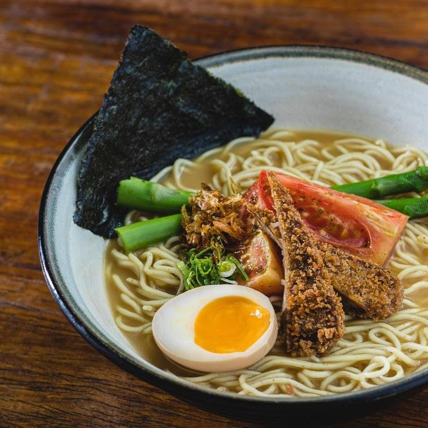 Macarrão com caldo à base de molho de soja, kani, ovo , cebolinha e nori. Escolha entre as opções com filé suíno empanado (Tonkatsu), filé de frango empanado (Chicken Katsu) ou camarão empanado (Ebi  Furai).