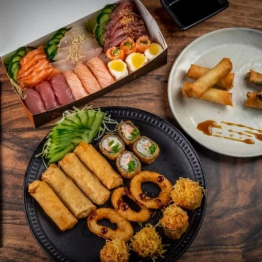 4 sashimis salmão 4 sashimis de atum com ervas e farofa de panko 4 sashimis de tilápia com azeite trufado e flor de sal 3 sushis salmão maçaricado c/ azeite trufado e flor de sal 3 sushis de atum 3 joe koi 3 joe tradicional 4 hot filadelfia 4 hot explosão 2 harumakis de camarão 2 harumakis de queijo 3 cebolas em anel 3 harumakis de brigadeiro 3 harumakis de doce de leite  ----------tags-----------