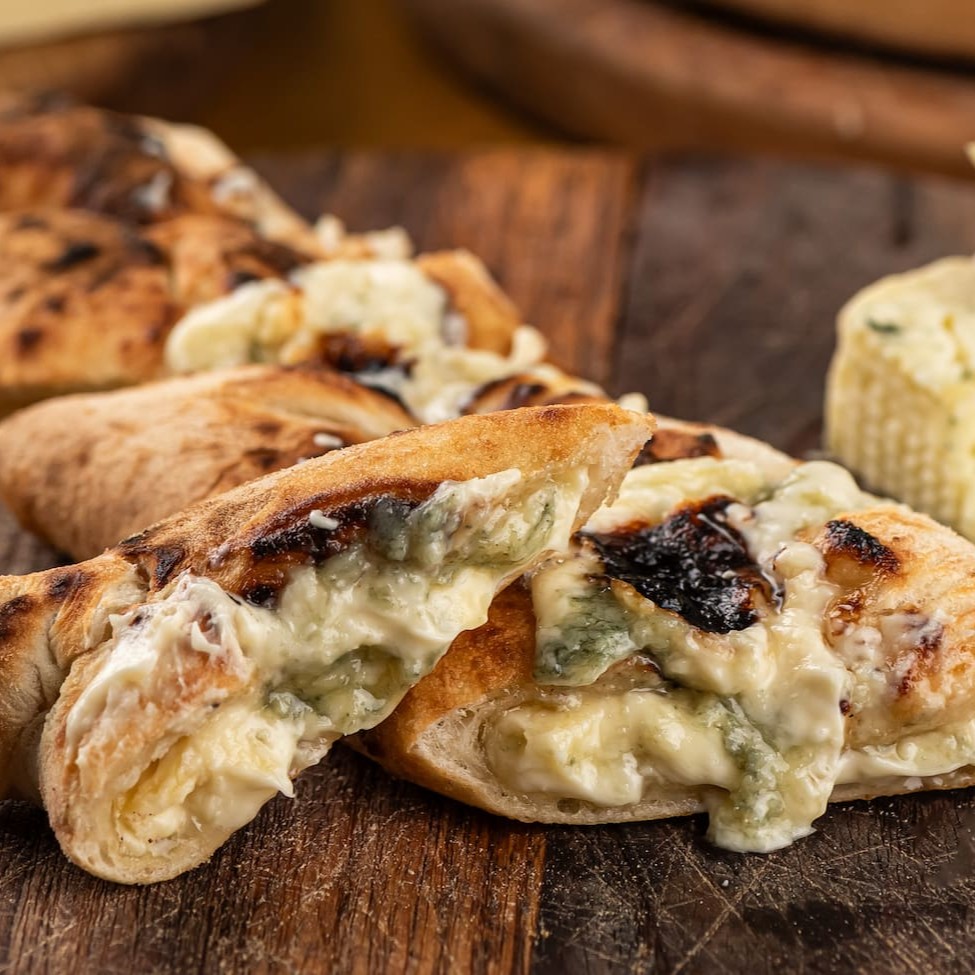 Nosso calzone aberto recheado com ganache de chocolate branco e queijo gorgonzola.