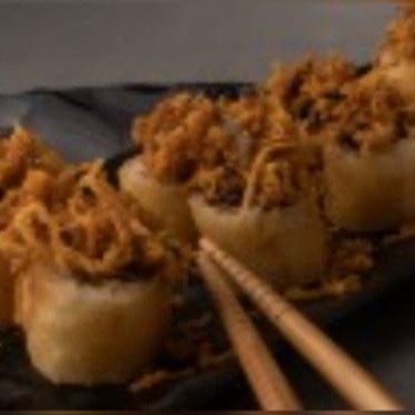 10 unidades | Roll na massa de harumaki, recheado com salmão cremoso e finalizado com couve