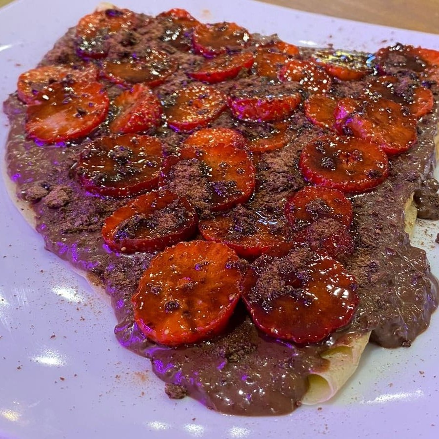 Creme de Ovomaltine com morango na massa branca.