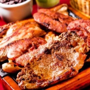 Composto por 300g de um tenro Contra Filé, 300g de um saboroso Lombinho de Porco, 3 Sobrecoxas de frango incrivelmente temperadas, e 3 Linguiças abertas irresistíveis. Para acompanhar, temos 12 Pãezinhos de Alho com um toque distinto de queijo, Arroz Branco soltinho, Fritas crocantes, uma Maionese cremosa e irresistível, Farofa de Bacon crocante e um Molho à Campanha que adiciona o toque final per