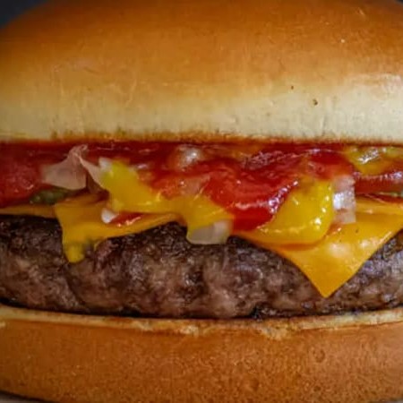 Pão brioche, carne artesanal 100g, 2 fatias de queijo, cebola picadinha, picles, ketchup de picles heinz, mostarda heinz