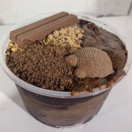 Pote de Açai de 1 Litro, onde você monta o seu, do seu jeito. Bastante Cremoso e Gelado! Chegando bem rapidinho no conforto do seu lar. Podendo transformar ele em Gourmet, adicionando adicionáis como: Kitkat, Nutella, Ovomaltine, Tortuguita, Bis, Bombom Serenata entre outros.