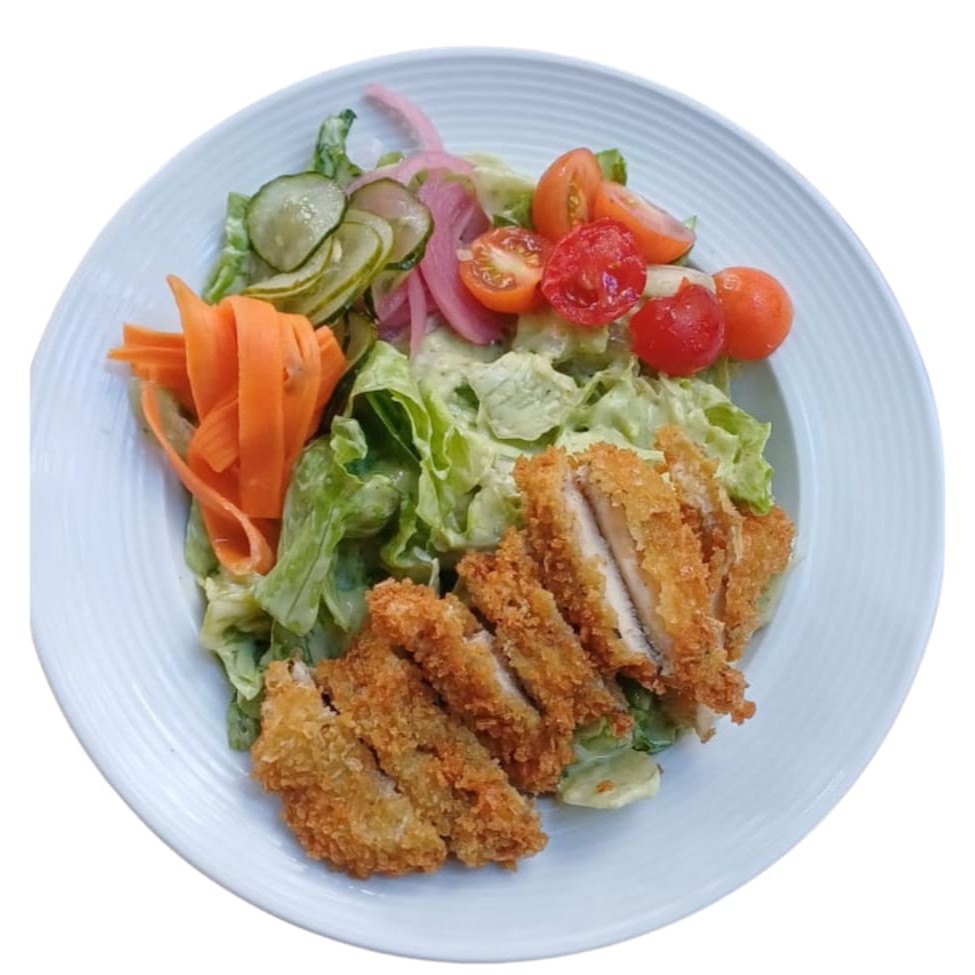 Folhas crocantes, molho caesar tradicional, frango empanado, trio de picles, tomate cereja e pangratato.