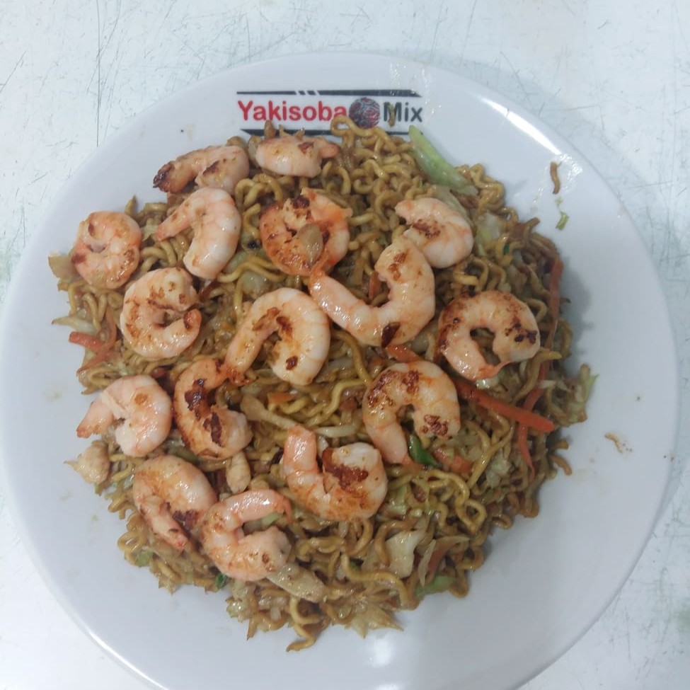 Repolho, cenoura,macarrao molho oriental  camarao na chapa com peixe grelhado