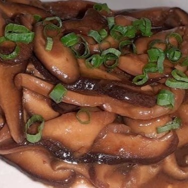 Deliciosa porção de cogumelos Shitake refogados na manteiga e cebolinha. 200g de cogumelos In Natura.