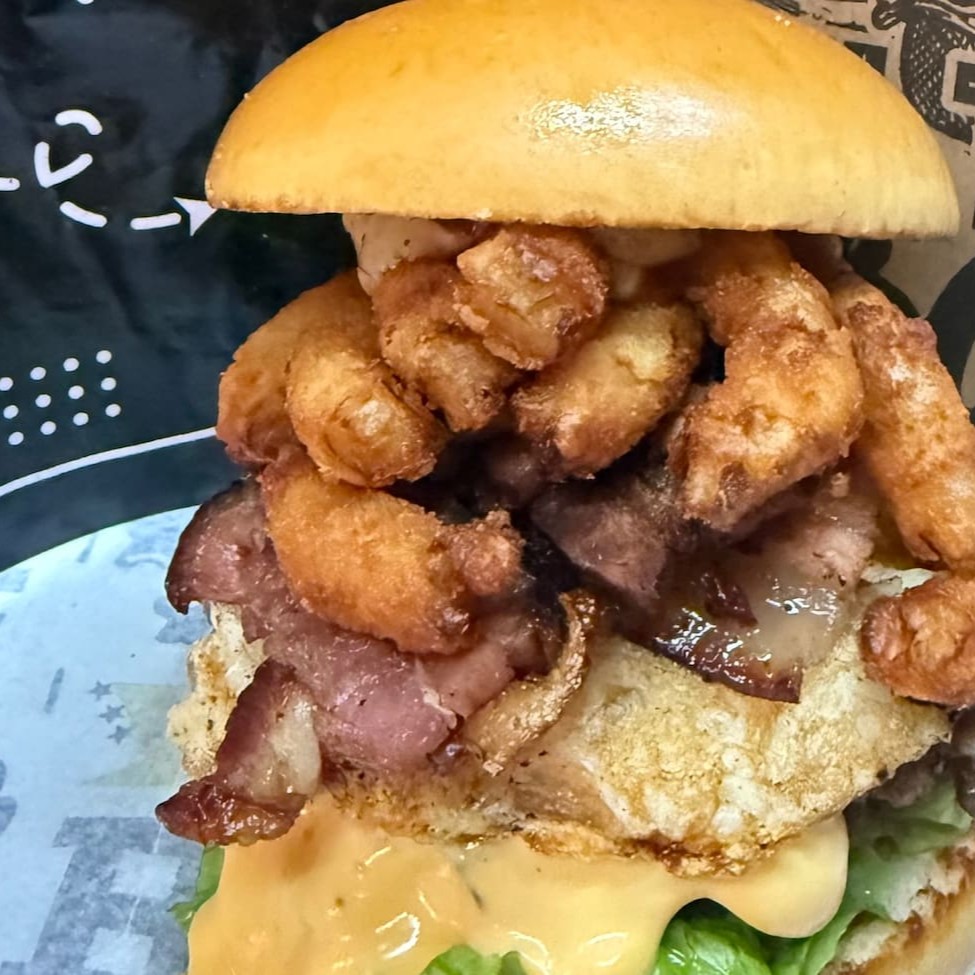 Pão Brioche, Alface, Ketchup, Maionese, Carne 150g., Cheddar, Bacon e 3 Anéis de Cebola