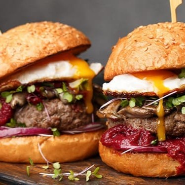 Apresentamos o Combo de 2 Hambúrgueres Artesanais, perfeito para Casais, grandes Amigos e Duplas em busca de uma Experiência gastronômica inigualável! Cada Hambúrguer é cuidadosamente preparado com um blend suculento de 150g de Alcatra e Maminha, garantindo um sabor inigualável. Nossos clientes têm a liberdade de Personalizar seus Hambúrgueres, escolhendo entre uma variedade de deliciosos ingredientes, como Bacon Crocante, Queijo derretido, frescas Saladas e uma seleção de Molhos e Adicionais. Sua criatividade é o limite!  Este Combo é a escolha ideal para compartilhar momentos Especiais com alguém querido, celebrar a amizade e desfrutar de 2 Hambúrgueres Artesanais de dar água na boca. Venha experimentar a perfeita combinação de Qualidade e Sabor em nosso Combo de 2 Hambúrgueres Artesanais. Saboreie a união de Sabores e faça da sua Refeição um momento memorável!