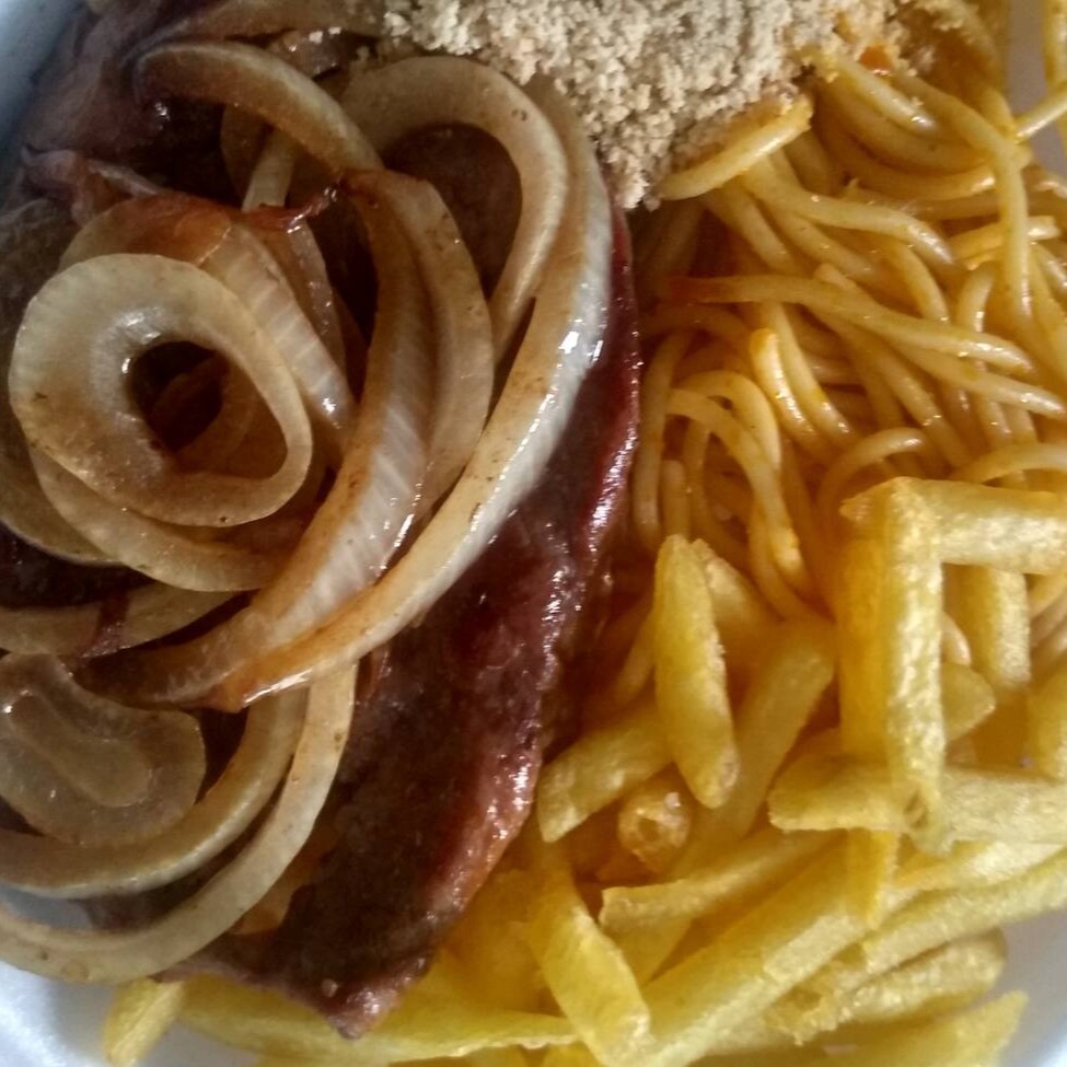 Feijão, arroz, macarrão, farofa e batata frita.