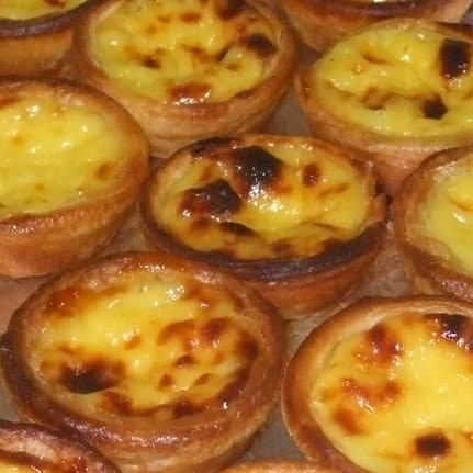 Desfrute do nosso Pastel de Belém, uma unidade de pura delícia diretamente da nossa categoria de Quitutes. Este tesouro português é cuidadosamente elaborado com uma massa folhada estaladiça e um recheio de creme de ovos que é simplesmente divino. Cada mordida leva você numa viagem a Portugal sem sair do lugar. Perfeito para um lanche da tarde ou para fechar uma refeição com chave de ouro. Venha experimentar, seu paladar irá agradecer!