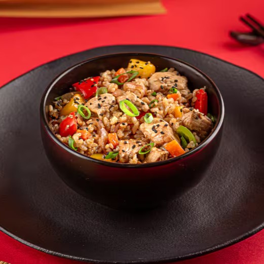 Uma explosão de sabores em cada garfada! O mignon suíno, macio e suculento, acompanhado de pimentões coloridos e cebola, é combinado com yakimeshi, o tradicional arroz frito japonês, criando uma mistura colorida e cheia de sabor. O molho para yakisoba adiciona um toque especial.