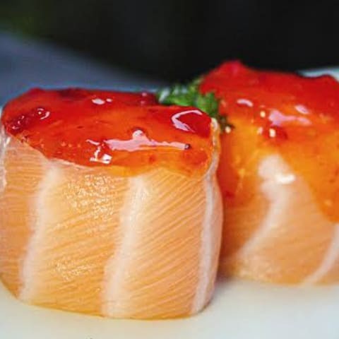 Joy de morango é uma bolinha de arroz enrolado com neta de salmão por volta recheado com creame chessee e geleia de morango artesanal