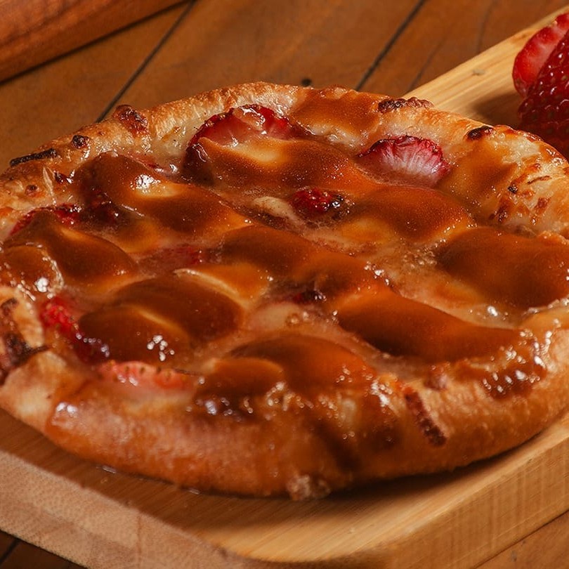 Morango caramelizado com camadas crocantes de chocolate branco