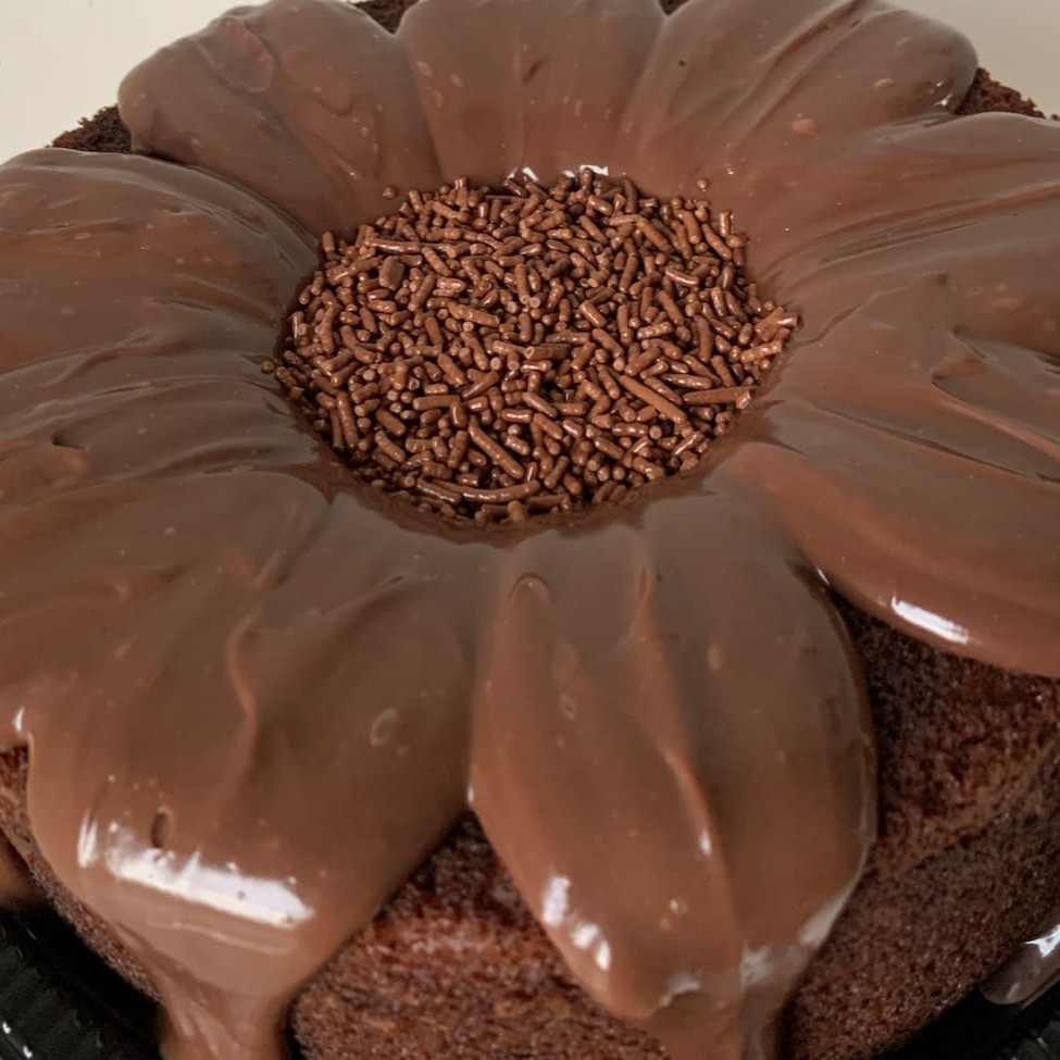 Bolo de chocolate com brigadeiro, Bolo de chocolate com leite Ninho e Nutella, bolo de chocolate com maracujá, bolo de chocolate com recheio de amendoim, bolo de chocolate com recheio meio a meio , obs: tem tanto massa de chocolate como massa branca