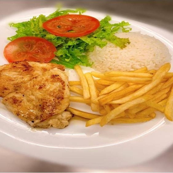 Acompanhado com arroz, salada, farofa e batata.