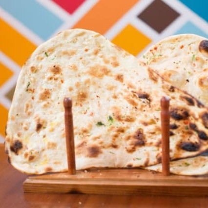 Pão de farinha de trigo e iogurte natural.