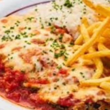 Maravilhoso bife a parmegiana com arroz, feijão, farofa e batata frita.