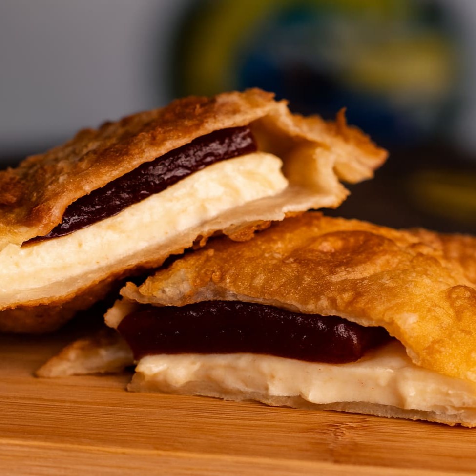 Delicioso pastel misto de queijo minas com goiabada