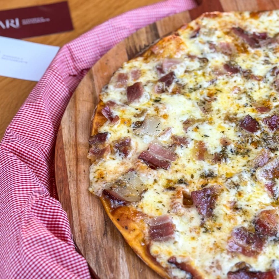 Molho da casa, mussarela, bacon defumado e orégano.