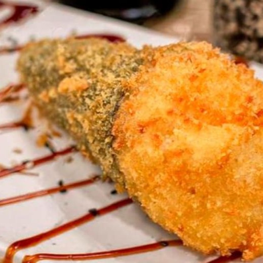 """Temaki de camarão empanado, preparado com alga crocante, arroz temperado e camarões douradinhos e crocantes, que garantem uma explosão de sabor a cada mordida. Finalizado com um toque de cream cheese cremoso para equilibrar as texturas e realçar o sabor, esse temaki é enrolado na hora para manter a crocância perfeita e o frescor irresistível."""