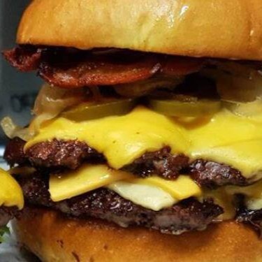 O 'Yakuza Picanha 2' é uma supremacia gastronômica da categoria 'Yakuza Burguers'. Apresenta um pão de brioche leve e dourado, harmonizando perfeitamente com a irresistível maionese de bacon, que adiciona um toque suave e defumado. O protagonista é a dupla de suculentas carnes de picanha, pesando 120g cada, totalizando 240g de pura delícia. O queijo cheddar, generosamente derretido, proporciona uma camada cremosa e saborosa. Para completar, o bacon crocante adiciona a textura perfeita. O prato é gentilmente acompanhado por uma porção de batatas fritas de 120g, crocantes por fora e macias por dentro. Uma verdadeira tentação!