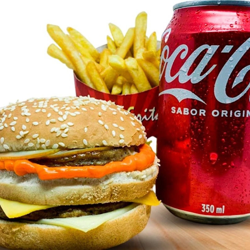 Deleite-se com o nosso Combo 4 Queijos com Coca-Cola, uma experiência culinária verdadeiramente indulgente. Este combo é composto por um pão macio que abraça duas generosas e suculentas carnes de hambúrguer, realçadas com uma camada cremosa de maionese. A estrela deste prato, no entanto, é a combinação de quatro queijos: a mussarela derretida, o queijo prato saboroso, o provolone picante e o cheddar aveludado. Para complementar, o combo vem acompanhado por uma porção de batatas crocantes e uma lata gelada de Coca-Cola, oferecendo um equilíbrio perfeito entre salgado e doce. Este é o combo perfeito para quem aprecia a combinação de sabores ricos e intensos!