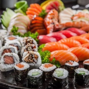 5 sashimi salmão, 5 sashimi atum, 5 sashimi peixe branco, 5 hot sashimi de salmão, 5 hot sashimi atum, 6 sushi salmão, 4 sushi camarão, 4 sushi skin, 4 sushi kani, 6 sushi atum, 4 joe salmão,  6 makimono filadelfia, 6 makimono california, 6 makimono skin, 12 makimono hot especial.