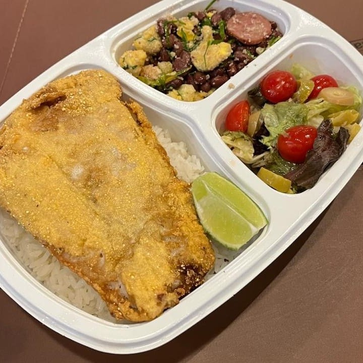 Filé de peixe frito, acompanha arroz branco, feijão tropeiro com fritas ou salada verde.