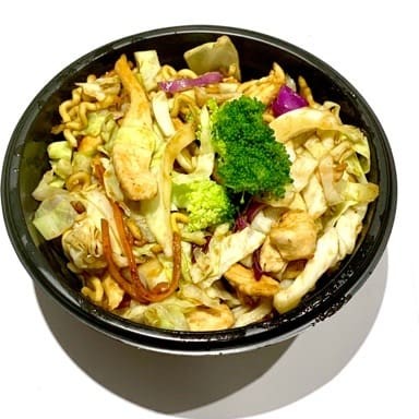 Frango, repolho roxo, cenoura, repolho verde, acelga, brócolis e molho do cheff.