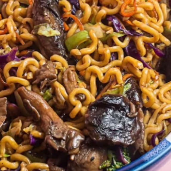 Macarrão Grelhado com molhos especiais. Escolha seu sabor: ( legumes-frango-carne ou camarão )