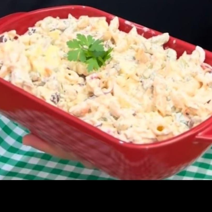 Macarrão, azeitona, cheiro verde , maçã,frango defumado,tomate , cebola e cenoura