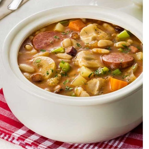 Tradicional caldo de mocotó com feijão branco e legumes