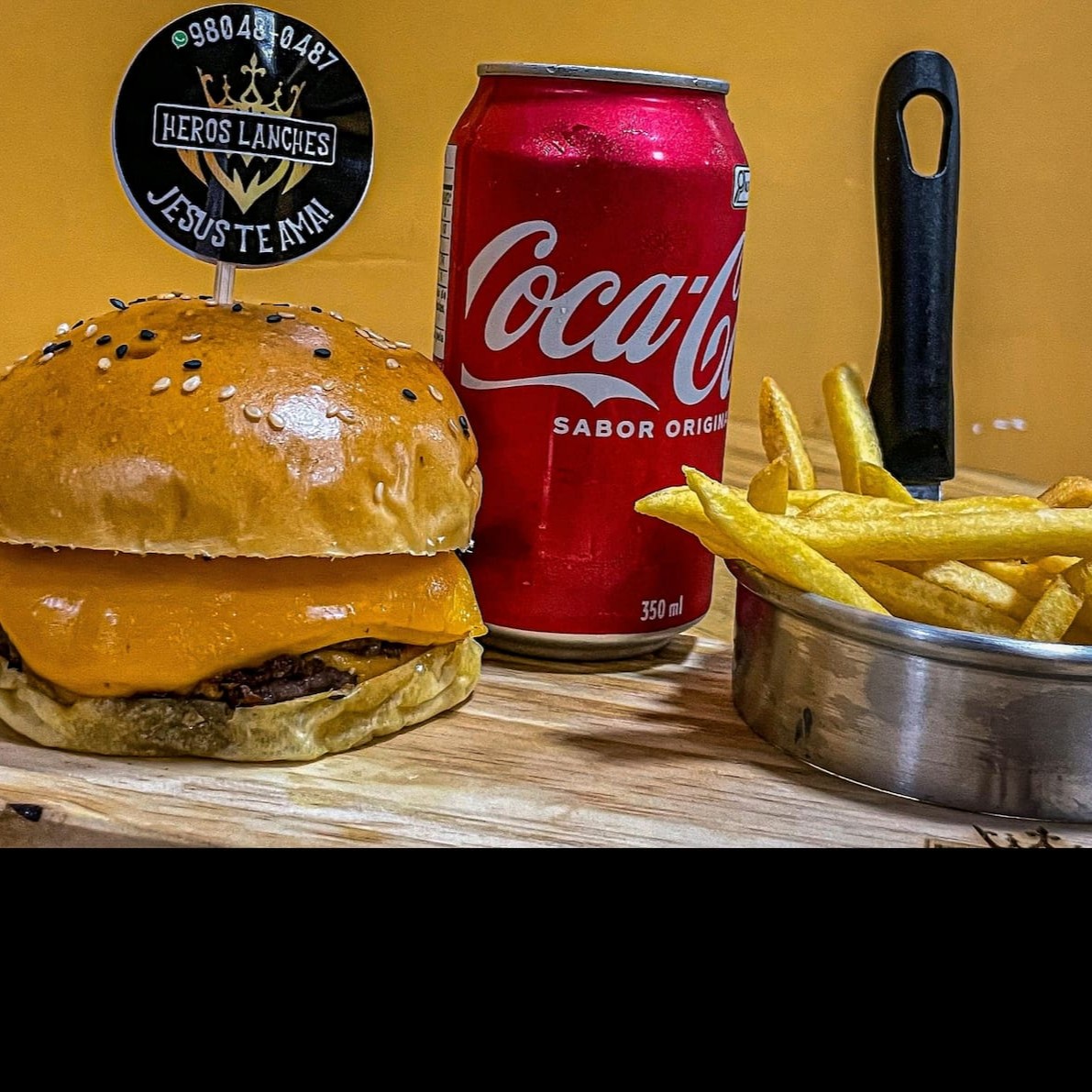 Pão Prime, 2 Smeshs, 4 Fatias de cheddar, 1 Batata de 120g, 1 Coca Lata de 350ml