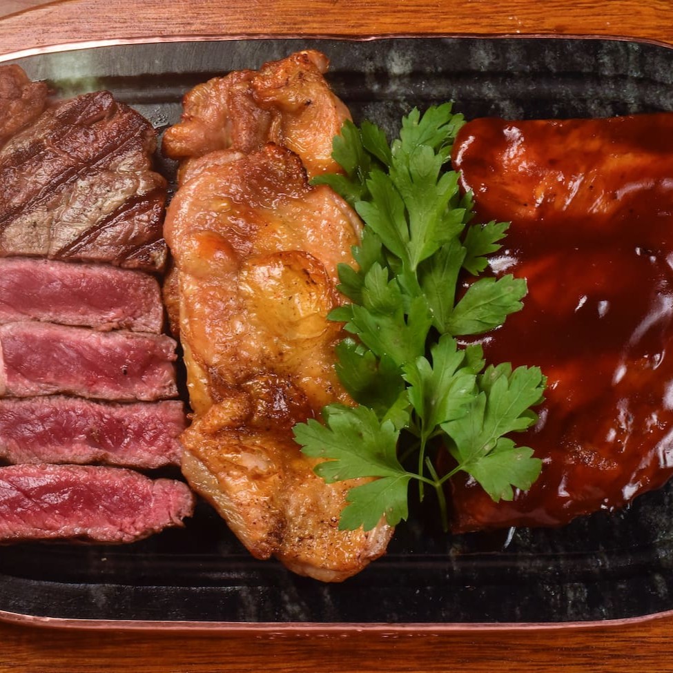 New York Strip (330g), filé de coxa e nossa tradicional Stadium Ribs (4 ossos) com delicioso Barbecue da casa. Escolha seus dois acompanhamentos.
