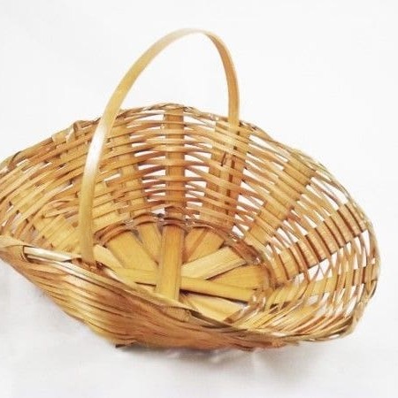 Nesse espaço você poderá escolher a cesta com toda ornamentação e navegar pelo nosso cardápio e escolher os itens que irão na cesta. A ornamentação é Composta por uma cesta,celofone,laço e papel seda .