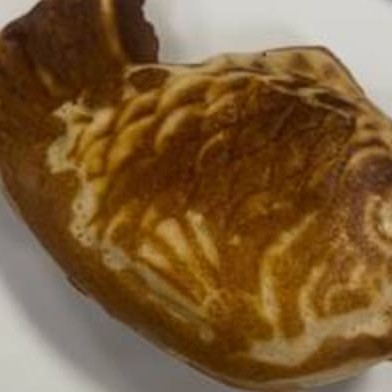 Bolinho doce japonês, em formato de peixe, coberto com açúcar e canela, recheado. Escolha o recheio: doce de leite ou chocolate com doce de leite.