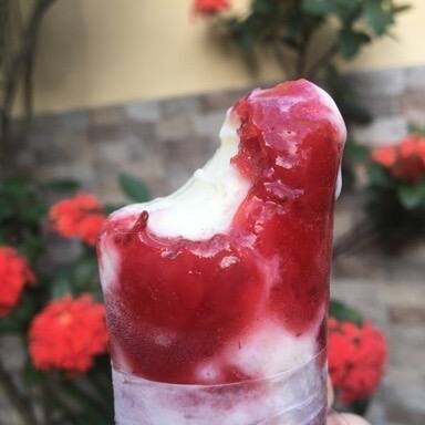 Delicie-se com nosso Sacolé Ninho com Morango, um sofisticado integrante da nossa linha 'Sacolé Gourmet Especiais'. Este produto gourmet apresenta uma irresistível mistura de cremoso leite Ninho e a suculenta geleia caseira de morangos, criando uma combinação perfeita e inigualável. Com aproximadamente 11,5 cm e pesando 130g, é a sobremesa ideal para satisfazer seus desejos doces. Com um sabor único, este sacolé é uma delícia refrescante que celebra a autêntica doçura das frutas e a cremosidade do leite Ninho. É muito mais que um simples sacolé, é uma experiência gastronômica! Experimente e se apaixone!