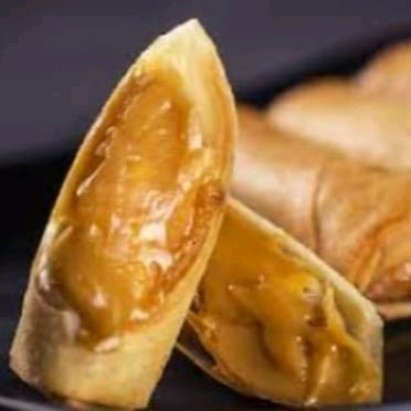 O harumaki de doce de leite é uma sobremesa japonesa feita de massa frita e crocante recheada com doce de leite. É uma sobremesa típica de rodízio